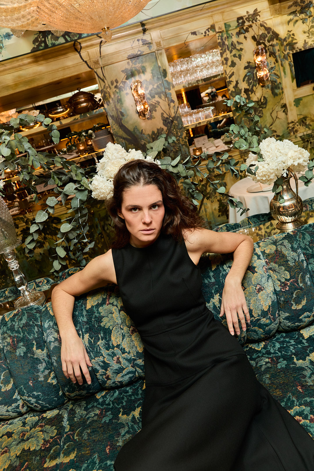 VESTIDO NEGRO FALDA CAPA