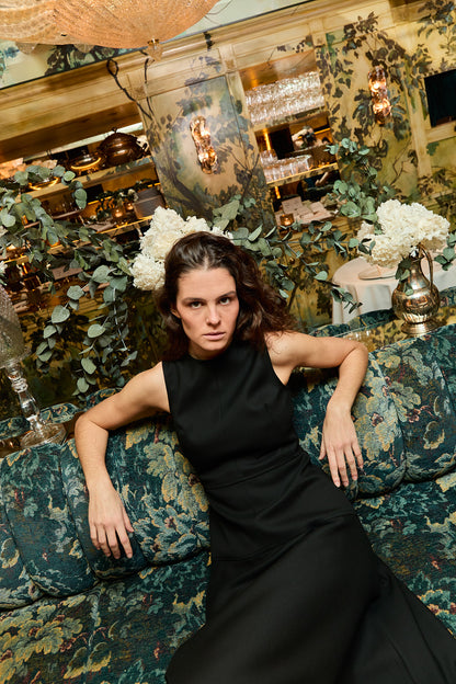VESTIDO NEGRO FALDA CAPA