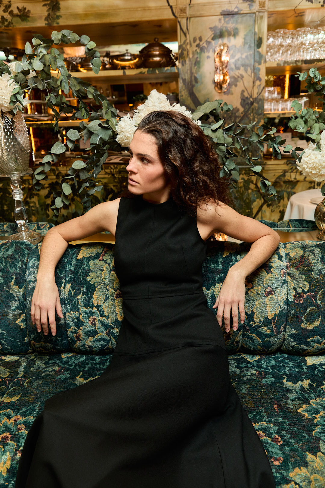 VESTIDO NEGRO FALDA CAPA